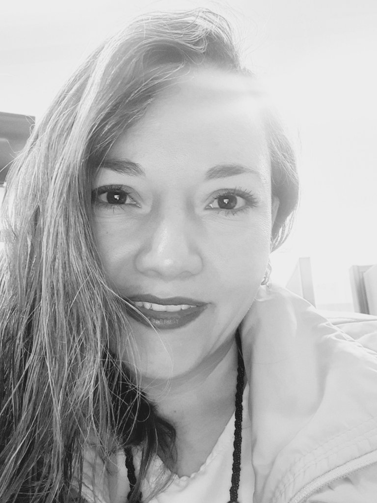 Fundadora de ITA Contadores en su oficina